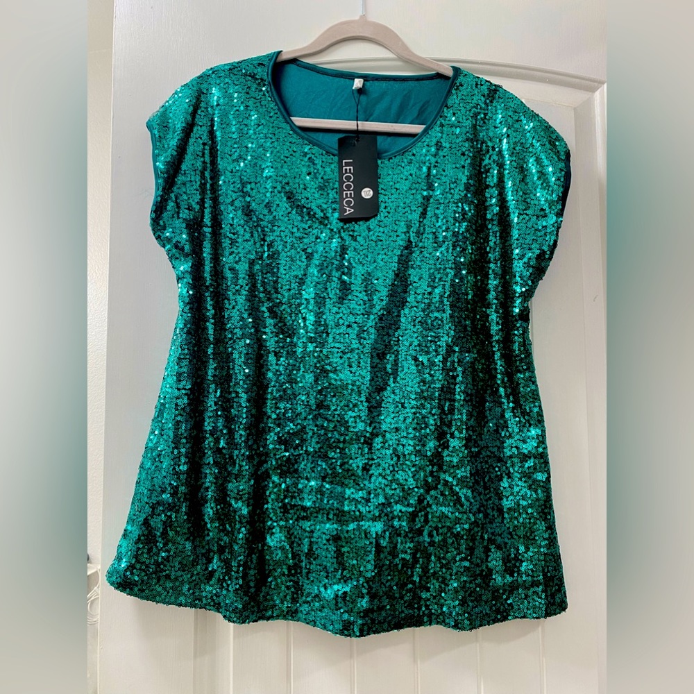 Green sequin short sleeve lined blouse. (C61)